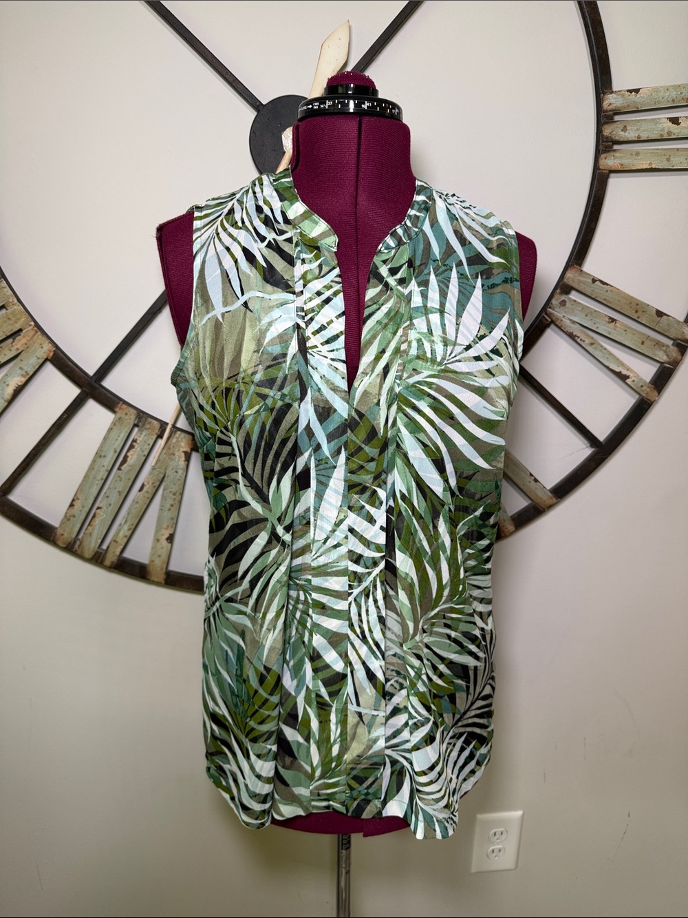 New Directions Sleeveless Green Palm Leaf V-Neck Blouse